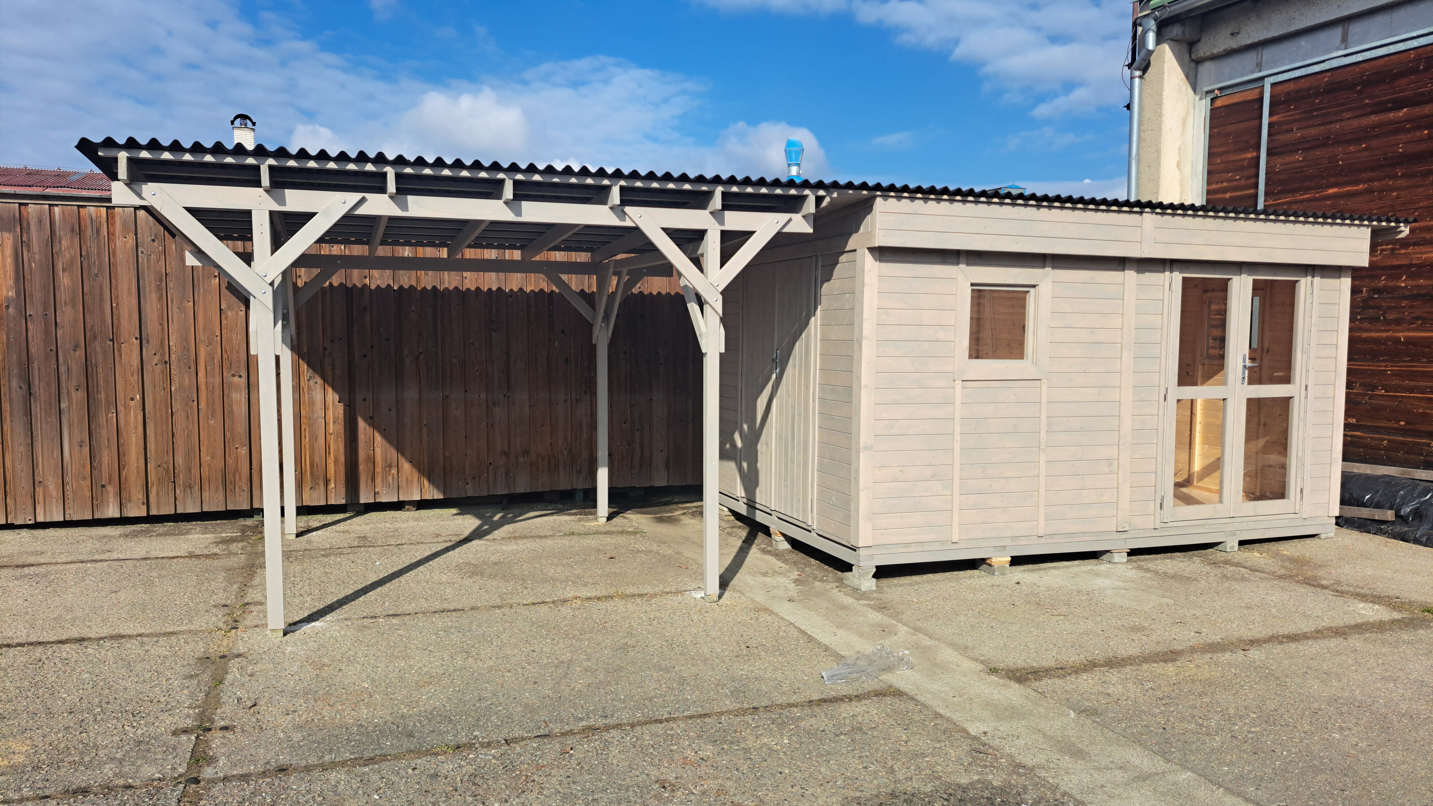 Novinkou je dřevěný zahradní domek ve v provedení variant.